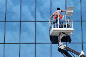 Jasa pembersih kaca gedung menjadi solusi untuk kelemahan sifat kaca